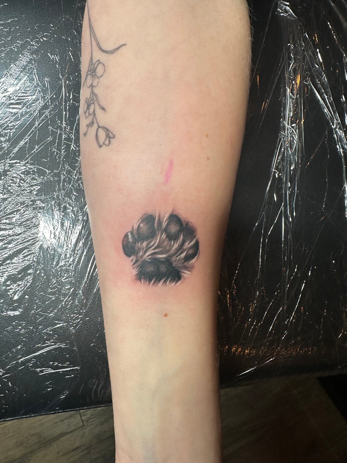 Realisme dog paw tattoo