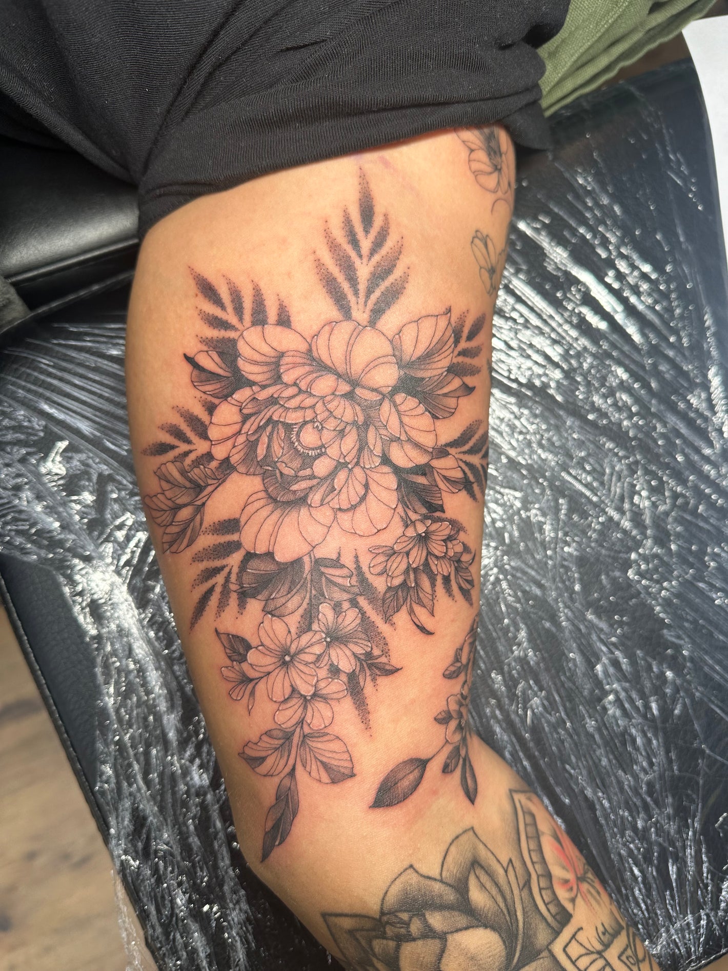 Fineline flowers tattoo