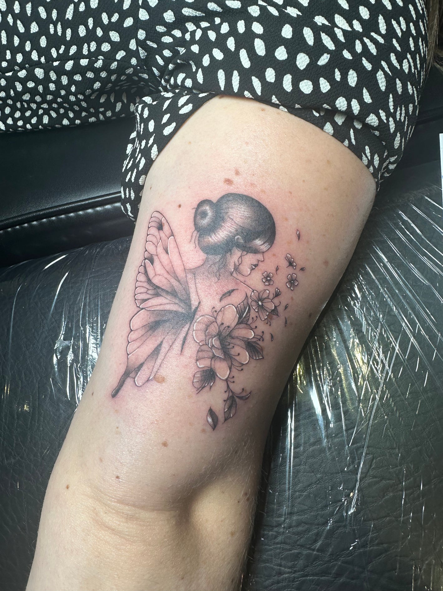 Fine line flower vlinder tattoo